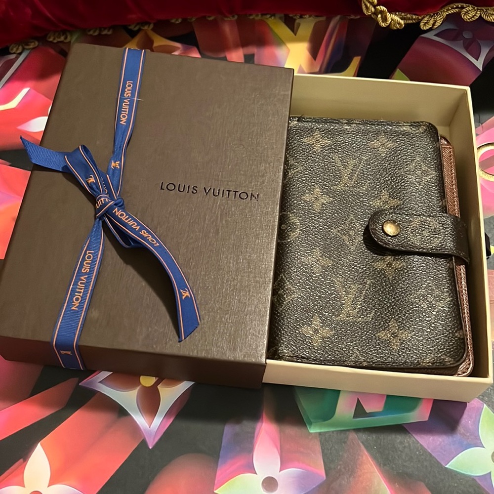 Authenticated Louis Vuitton monogram wallet